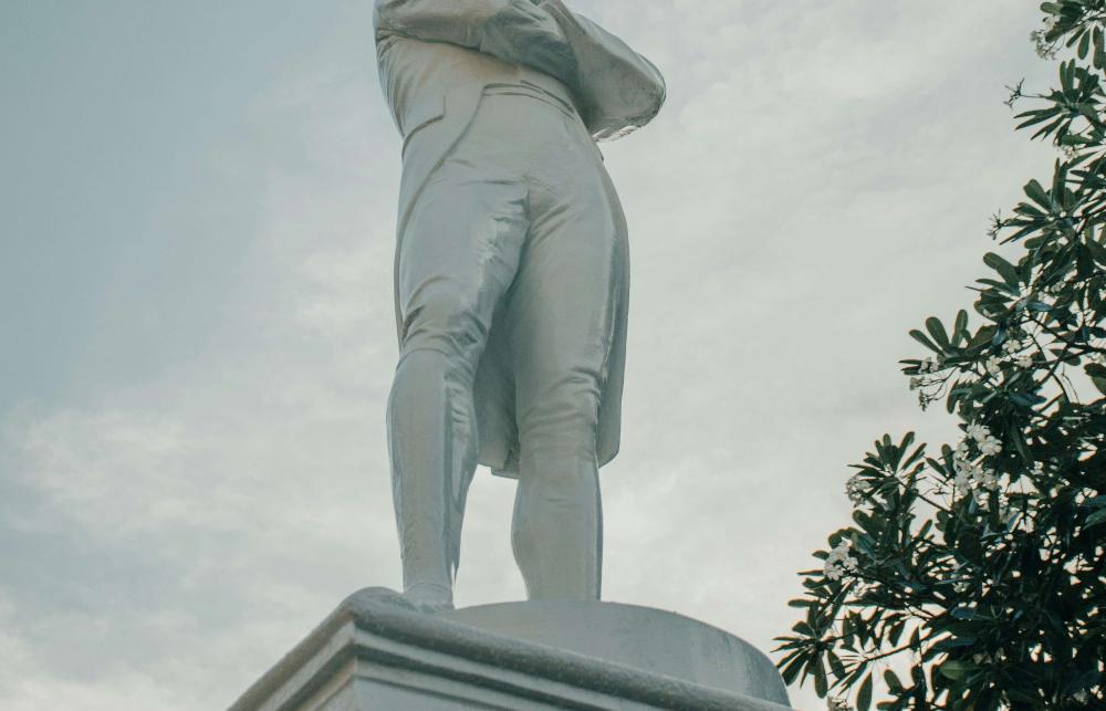 Sir Stamford Raffles statue in Singapore